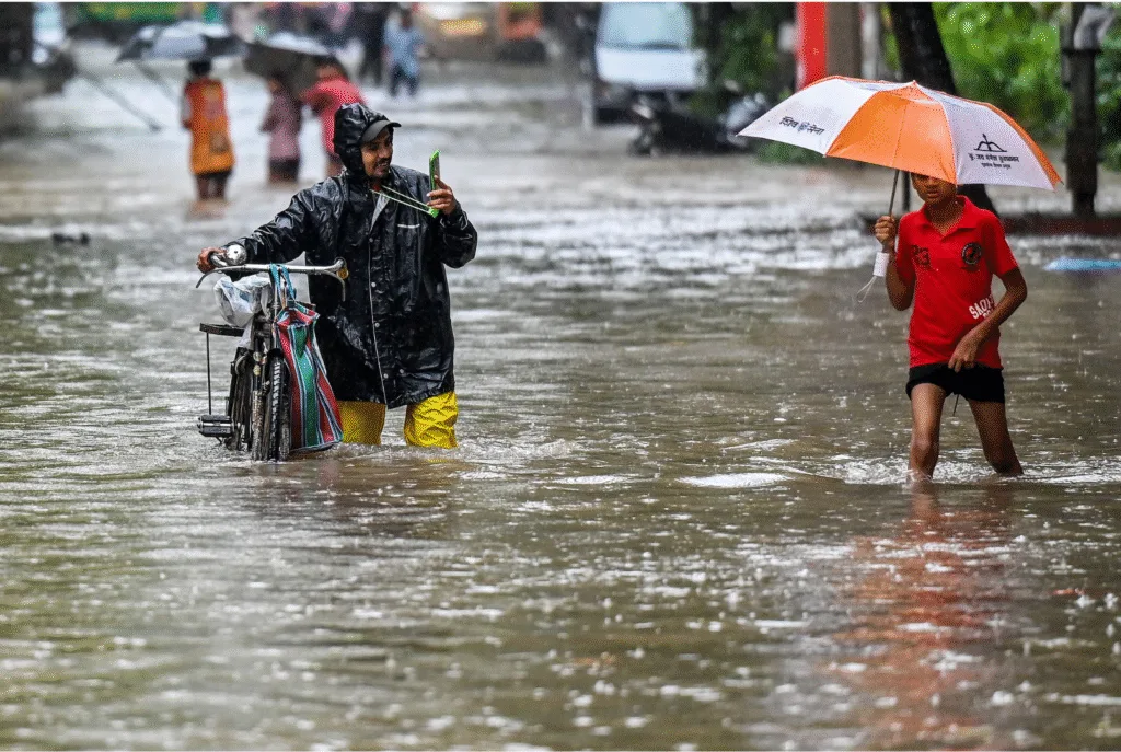 कोलकाता में भारी बारिश